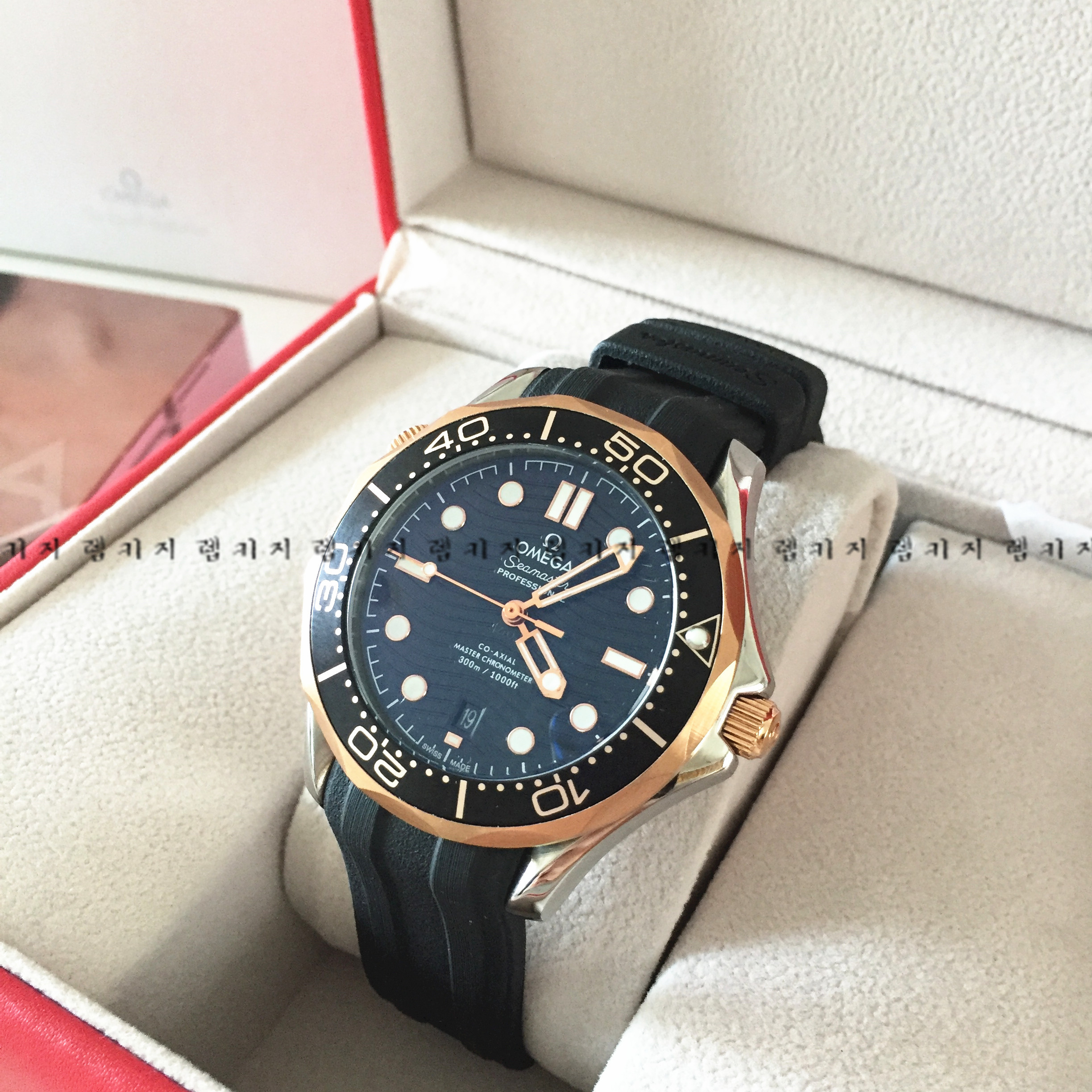 오메가 씨마스터 다이버 로즈골드 우레탄시계 + 메탈스트랩